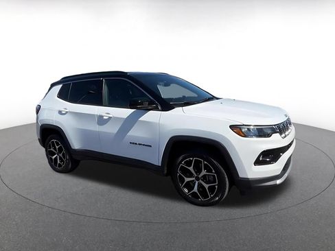 Used 2025 Jeep Compass Limited AWD/4WD image 2