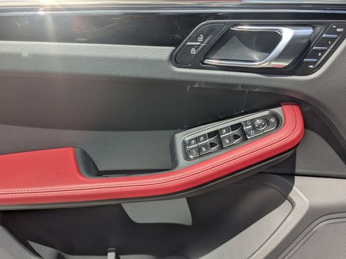 Used 2025 Porsche Macan image 14