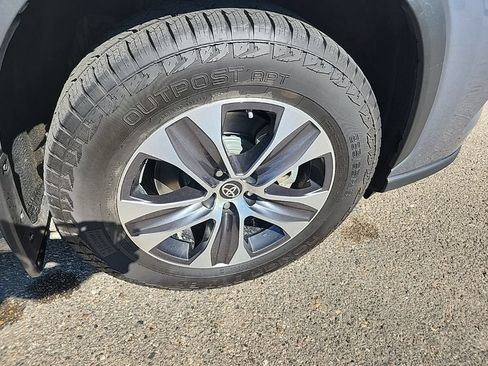 Used 2022 Toyota Highlander XLE AWD/4WD image 50