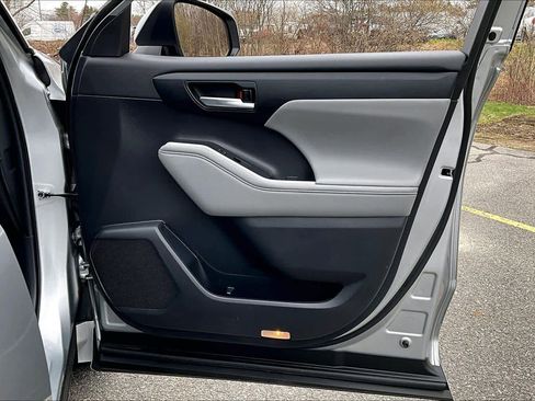 Used 2023 Toyota Highlander XLE AWD/4WD image 23