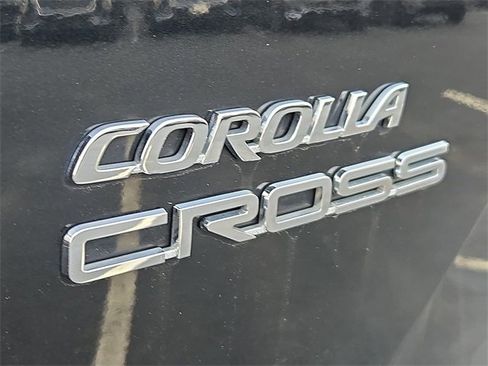 Certified 2022 Toyota Corolla Cross XLE image 31