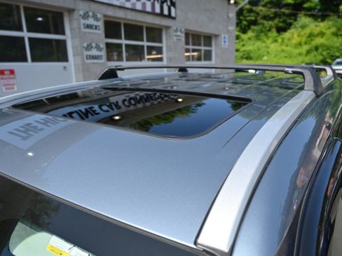 Used 2022 Toyota Highlander XLE AWD/4WD image 8