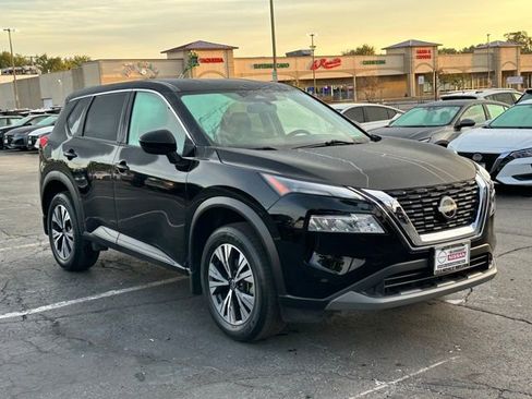 Used 2023 Nissan Rogue SV image 3