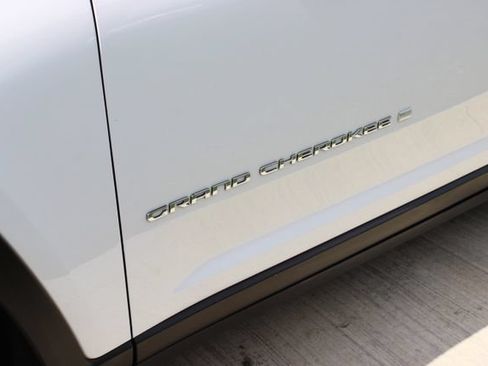 Used 2023 Jeep Grand Cherokee Laredo AWD/4WD image 6