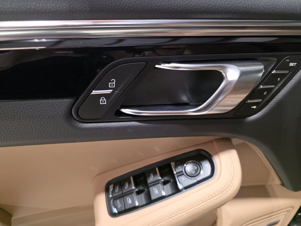 Certified 2026 Porsche Macan AWD/4WD image 19