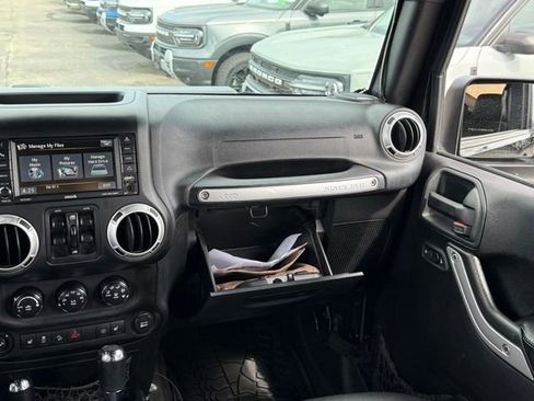 Used 2016 Jeep Wrangler Unlimited Rubicon AWD/4WD image 28