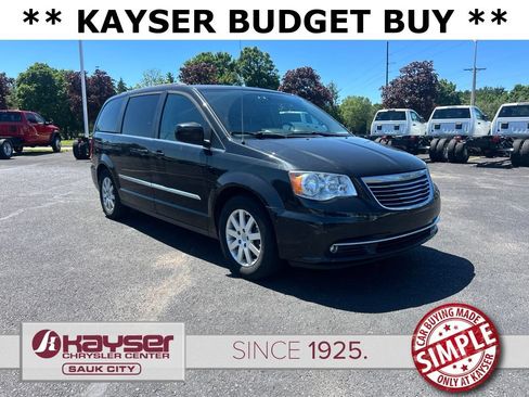 Used 2015 Chrysler Town & Country Touring FWD image 1