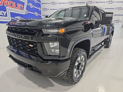 Used 2022 Chevrolet Silverado 2500 Custom w/ Custom Value Package image 3