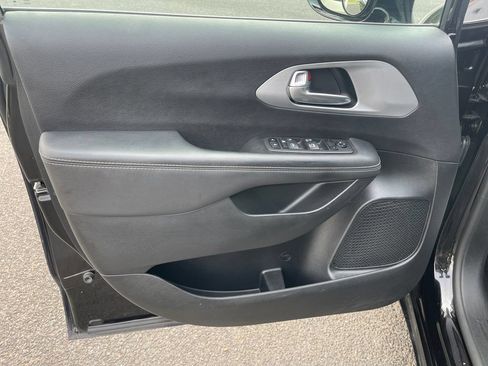 Used 2024 Chrysler Pacifica Touring FWD image 11