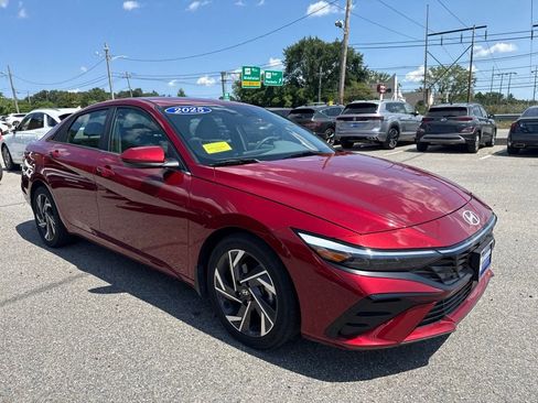 Used 2025 Hyundai Elantra SEL FWD image 3
