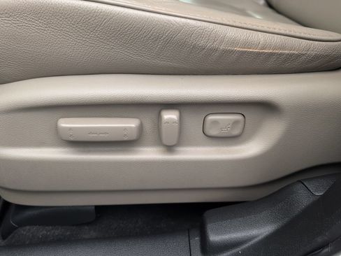 Used 2017 Honda Pilot Touring image 12
