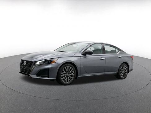 Used 2025 Nissan Altima 2.5 SV FWD image 3