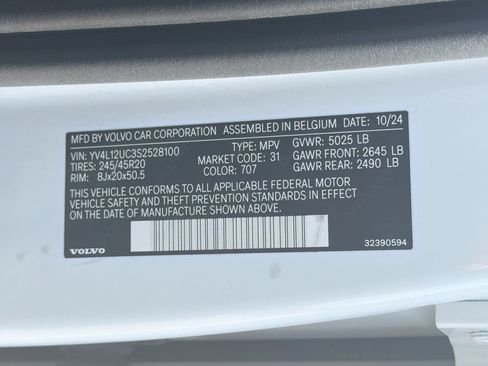 Used 2025 Volvo XC40 B5 Plus AWD/4WD image 12