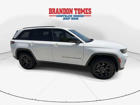 Used 2025 Jeep Grand Cherokee Altitude RWD image 9