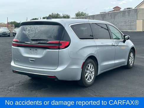 Used 2023 Chrysler Pacifica Touring-L FWD image 4