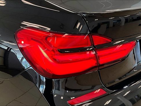 Used 2019 BMW 750i w/ Executive Package RWD image 25