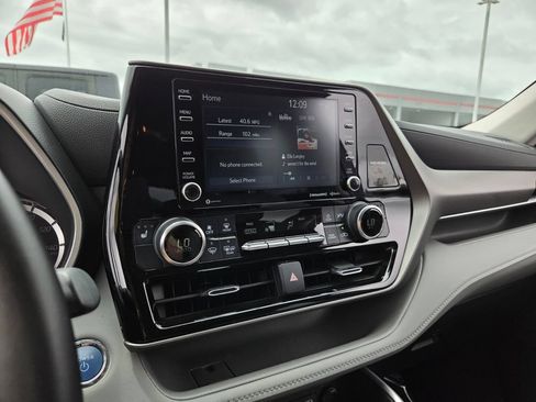 Used 2022 Toyota Highlander XLE FWD image 24
