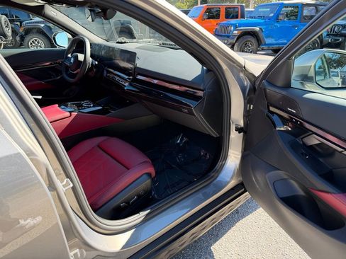 Used 2025 BMW 540i xDrive image 29