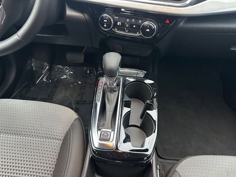 Used 2025 Chevrolet Trax LT w/ LT Convenience Package image 39