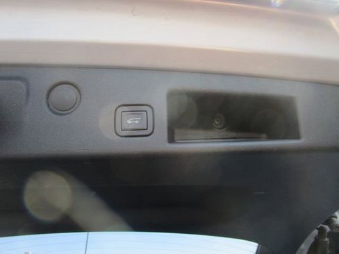 Used 2019 Chevrolet Equinox Premier image 18