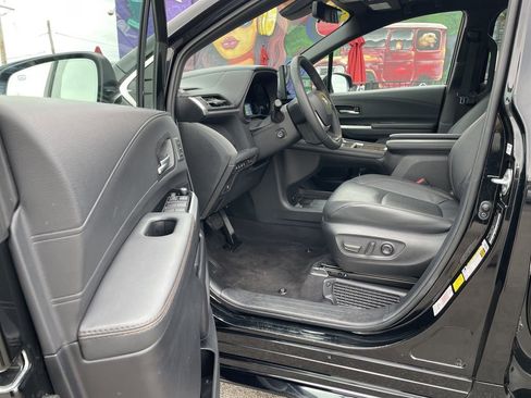 Used 2025 Toyota Sienna Platinum AWD/4WD image 14