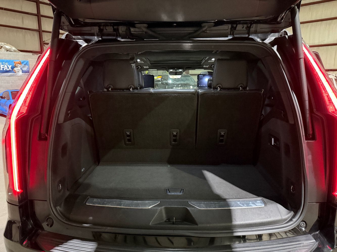 Used 2022 Cadillac Escalade Sport Platinum w/ LPO, ONYX Package AWD/4WD image 19