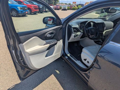 Used 2019 Jeep Cherokee Limited AWD/4WD image 8