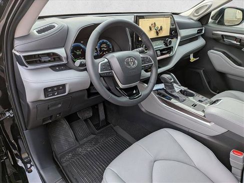 New 2026 Toyota Highlander Platinum image 3