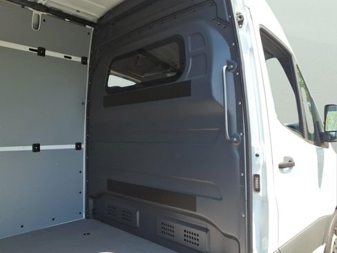 Used 2024 Mercedes-Benz Sprinter 2500 image 15