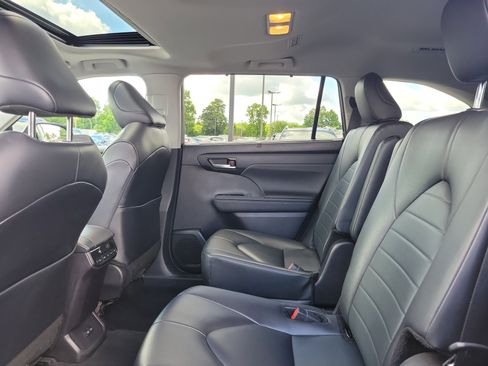 Used 2024 Toyota Highlander XLE FWD image 16