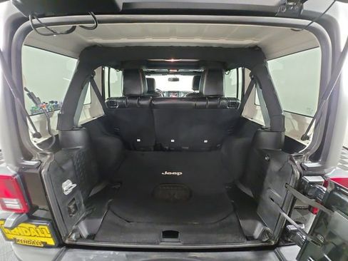 Used 2015 Jeep Wrangler Unlimited Rubicon w/ Connectivity Group AWD/4WD image 16
