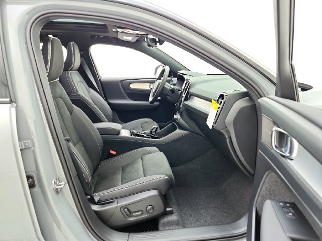 New 2026 Volvo XC40 B5 Ultra w/ Protection Package Premier AWD/4WD image 18