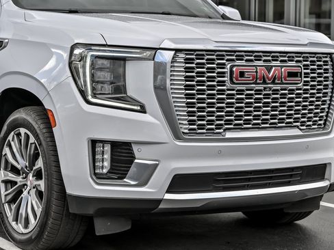 Used 2021 GMC Yukon Denali w/ Denali Premium Package image 11