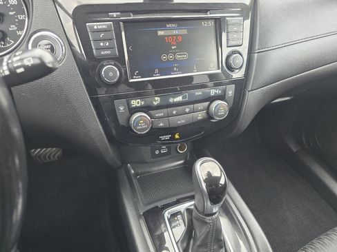 Used 2020 Nissan Rogue SV image 28