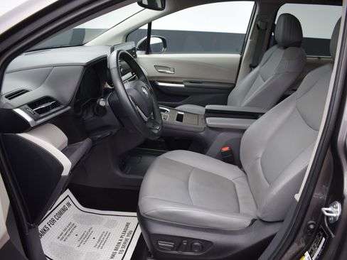 Used 2022 Toyota Sienna XLE image 16