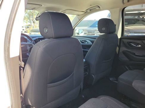 Used 2021 Chevrolet Traverse LT image 12
