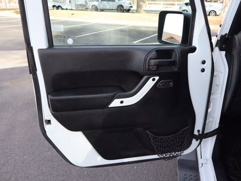 Used 2015 Jeep Wrangler Unlimited Sahara image 24
