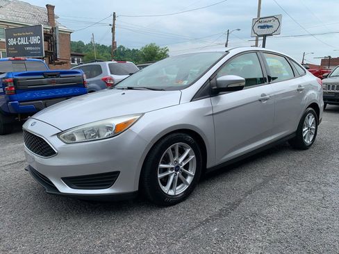 Used 2016 Ford Focus SE FWD image 1