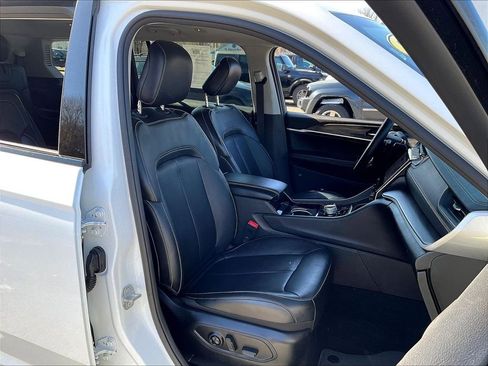 Used 2022 Jeep Grand Cherokee L Limited w/ Black Appearance Package image 11