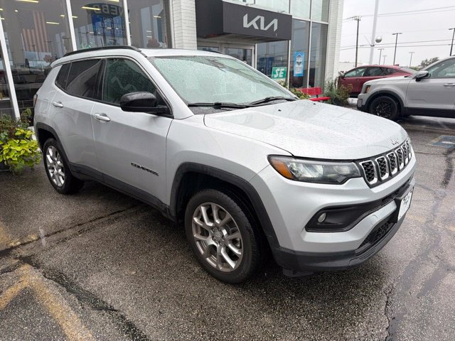 Used 2024 Jeep Compass Latitude w/ Sun and Sound Group AWD/4WD image 1