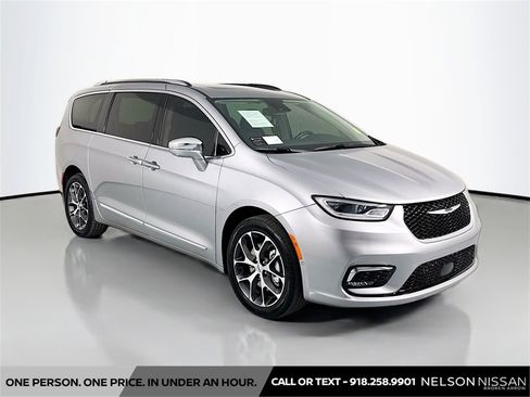 Used 2021 Chrysler Pacifica Limited w/ Premium & Safety Sphere Group image 3