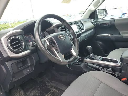 Used 2019 Toyota Tacoma SR5 w/ SR5 Appearance Package (SM) AWD/4WD image 23