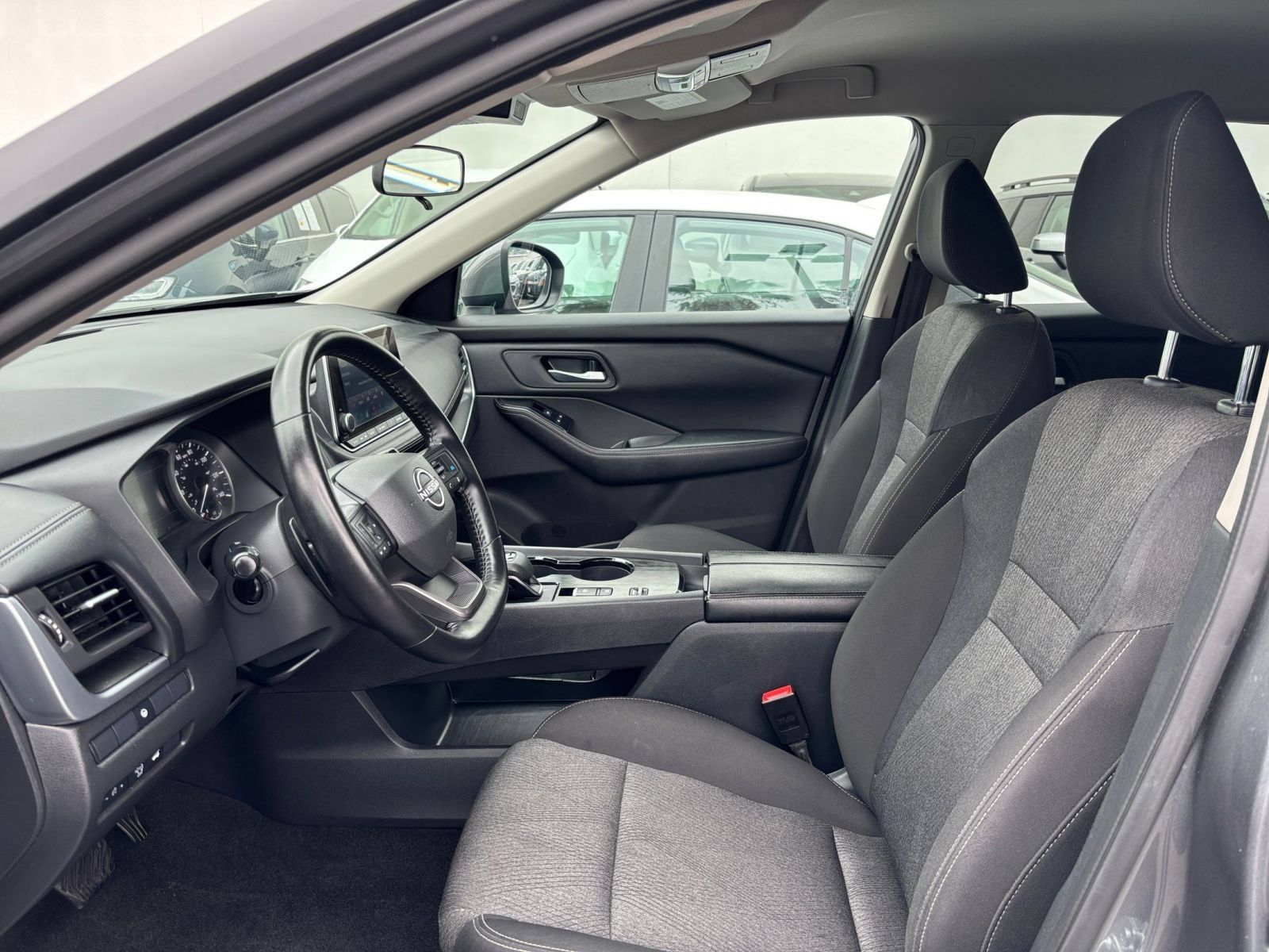 Used 2025 Nissan Rogue SV FWD image 28