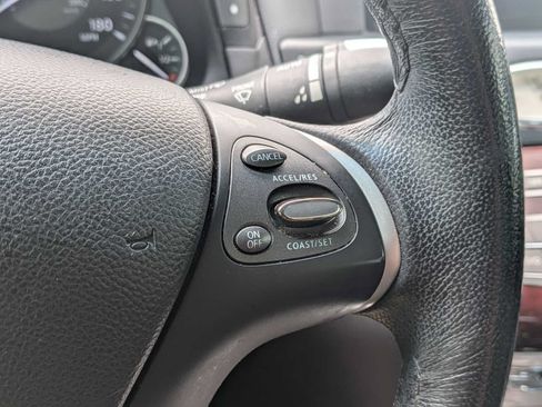 Used 2018 INFINITI Q70 Luxe RWD image 23