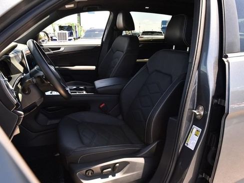 Certified 2025 Volkswagen Atlas Cross Sport SE FWD image 19