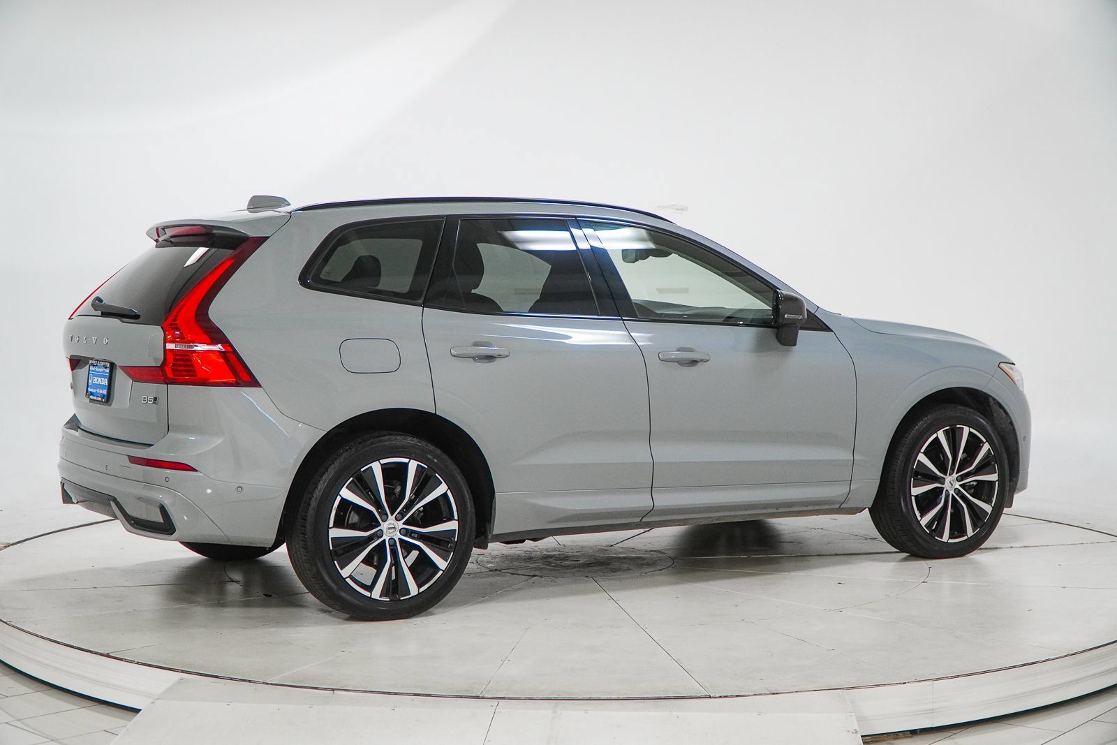 Used 2025 Volvo XC60 B5 Plus AWD/4WD image 11