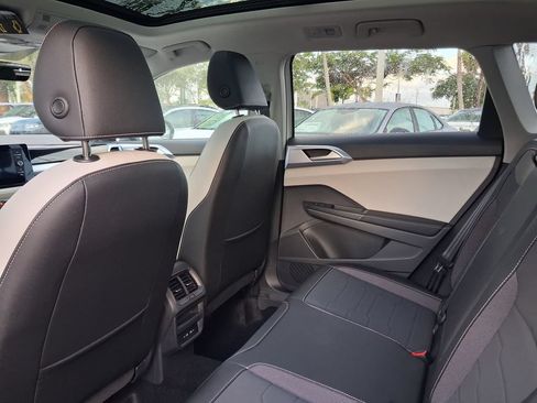 New 2026 Volkswagen Taos SE FWD image 5