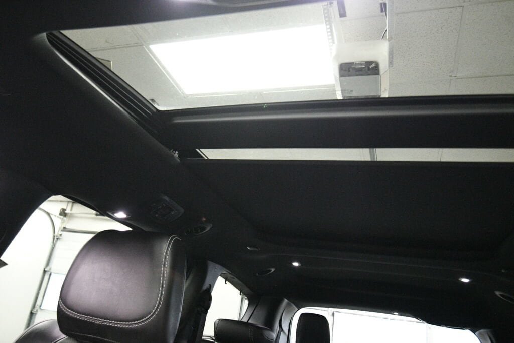 Used 2025 Chrysler Pacifica Limited FWD image 28
