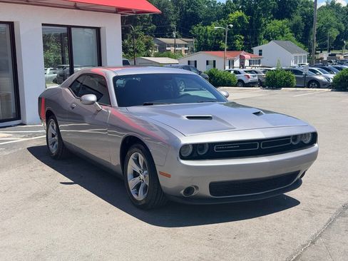 Used 2015 Dodge Challenger SXT RWD image 8