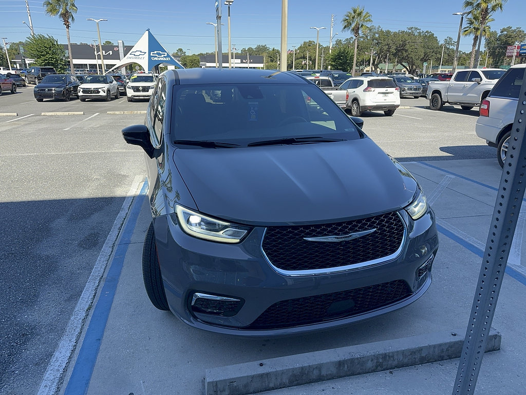 Used 2025 Chrysler Pacifica Select FWD image 2